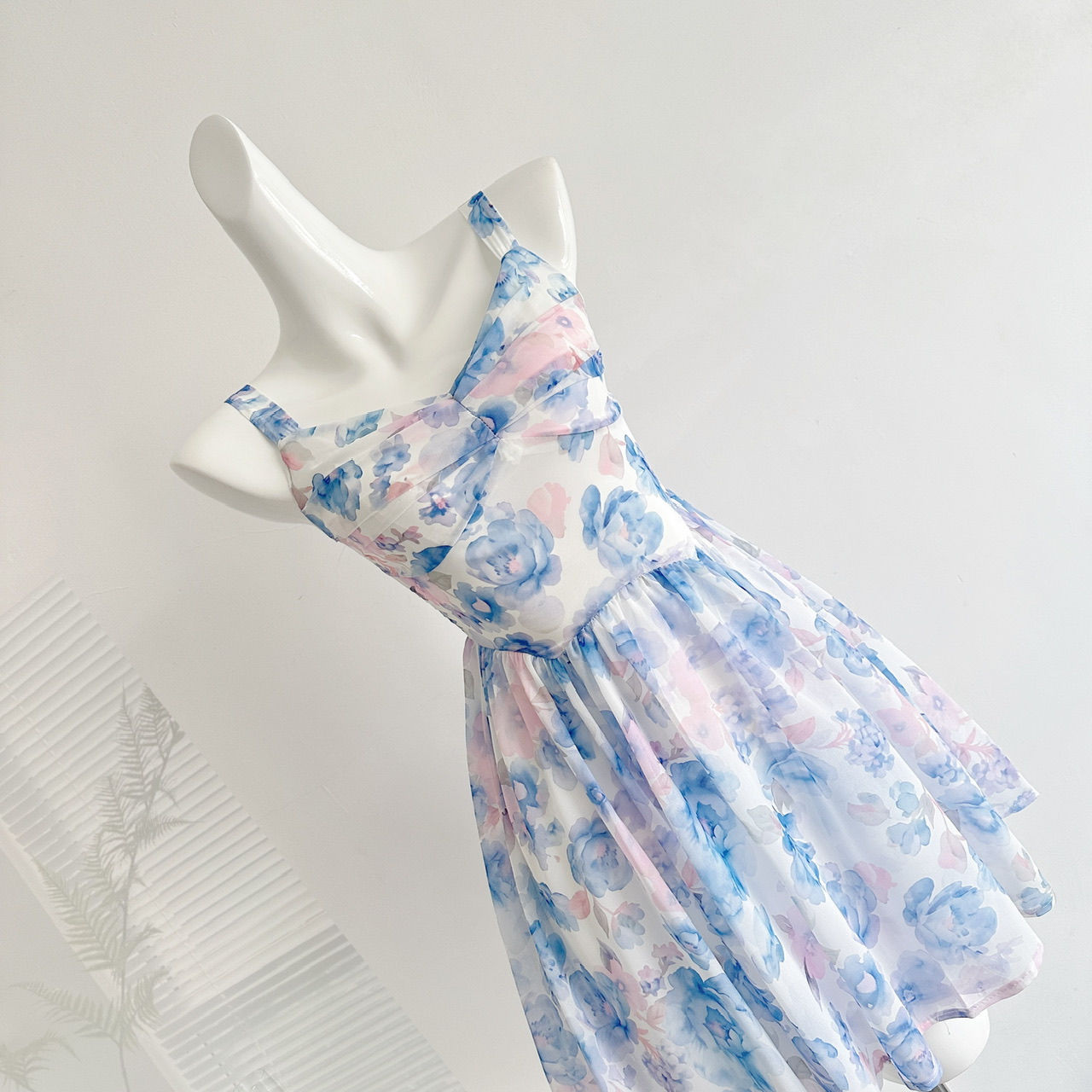ชุดเดรสลายดอกไม้สีน้ำเงินไคลน์ - Sundress Midi Floral บทวิจารณ์และราคา