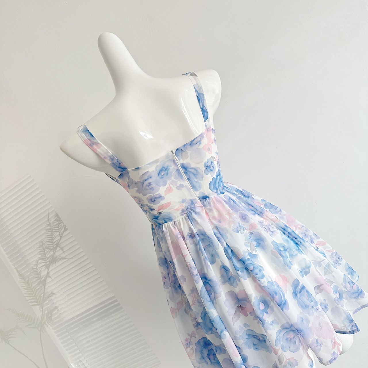 ชุดเดรสลายดอกไม้สีน้ำเงินไคลน์ - Sundress Midi Floral บทวิจารณ์และราคา