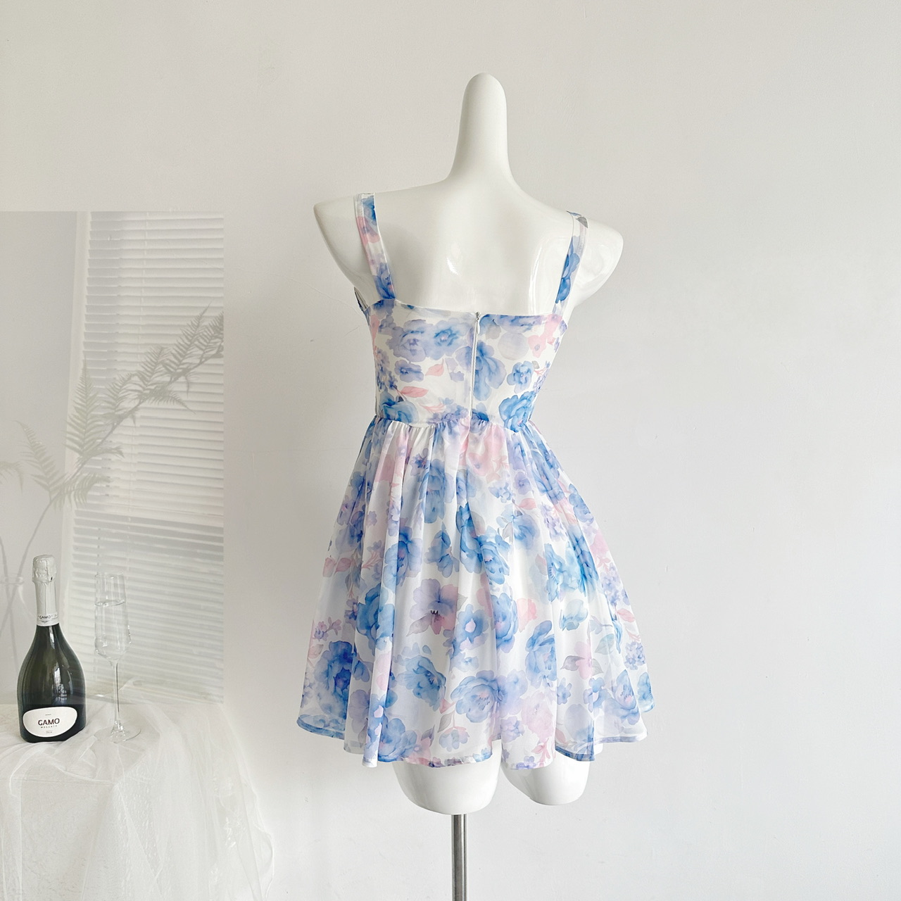 ชุดเดรสลายดอกไม้สีน้ำเงินไคลน์ - Sundress Midi Floral บทวิจารณ์และราคา